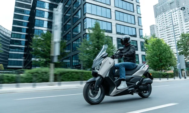 Yamaha XMAX 2025 : Il est chez votre concessionnaire !