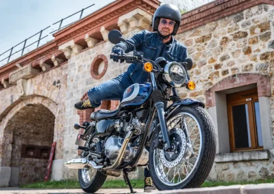 Véritable moto plaisir au charme rétro, la Kawasaki W230 est une machine qui séduit par sa simplicité, sa facilité de prise en main et son style vintage craquant.
