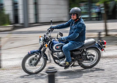 Le prix un peu élevé de la Kawasaki est justifié par le plaisir qu’elle procure, sa belle bouille et son caractère attachant.