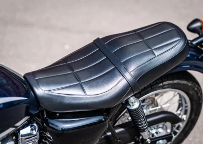 Le confort de la selle est correct pour le conducteur et juste passable pour le passager.