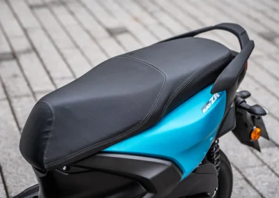 La selle est suffisamment spacieuse et confortable. En solo comme en duo.