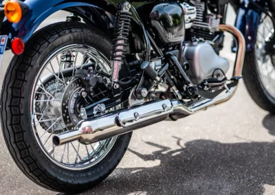 Avec son pot saucisson et ses lignes rétro, la Kawasaki W230 ravive la nostalgie des sixties, entre style vintage et esprit libre.