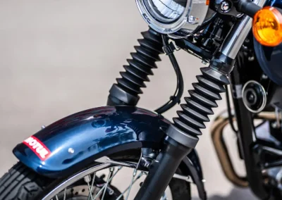 Les soufflets de fourche participe également à l’esprit rétro de la moto.