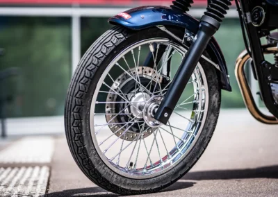 Campée sur ses roues de 18 pouces à l’avant et 17 pouces à l’arrière, la W230 est parfaite pour débuter ou cruiser en ville.
