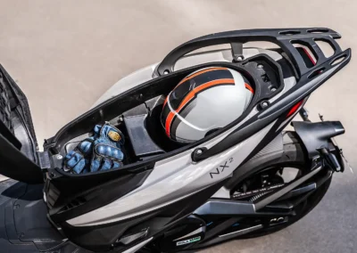 Le coffre capable de recevoir un casque demi-jet + une paire de gants
