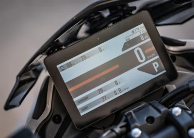 Le tableau de bord TFT est grand, lumineux et complet. La navigation tactile en appuyant sur les coins à gauche puis vers le bas est assez surprenante.