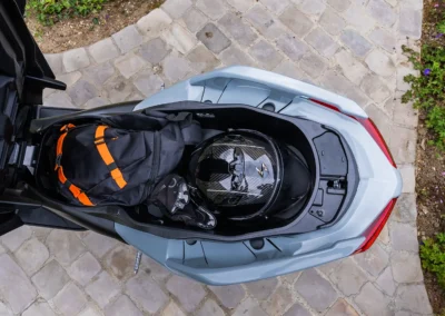 La capacité d’emport du XMax est gargantuesque. Le coffre accepte sans problème deux casques.