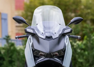 Pour ce millésime 2025, la pare-brise électrique est montée sur nouvelle platine en aluminium.