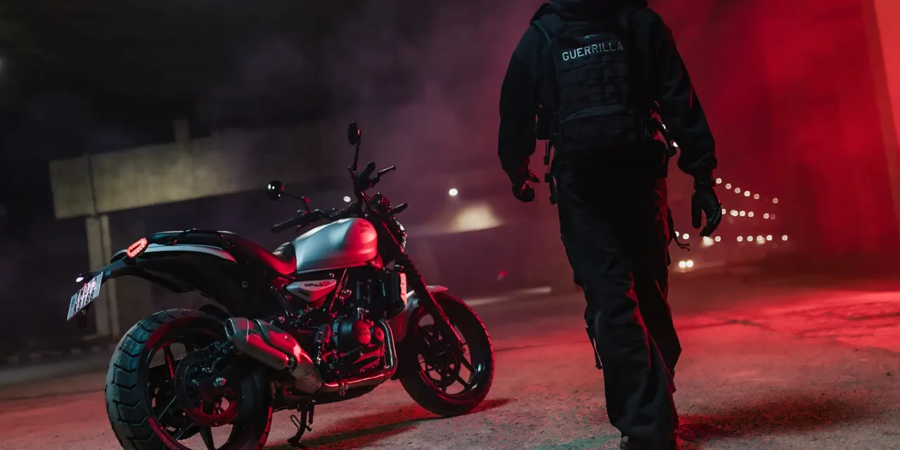 Royal Enfield Guerrilla 450 : le coloris Smoke Silver arrive