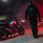 Royal Enfield Guerrilla 450 : le coloris Smoke Silver arrive