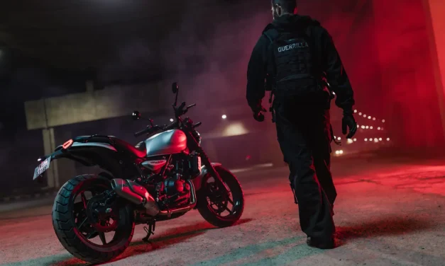 Royal Enfield Guerrilla 450 : le coloris Smoke Silver arrive