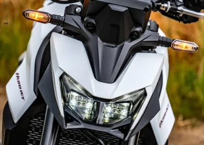 Nouveau phare led (plus puissant) et nouvelle tête de fourche donne un joli coup de fouet à l’ensemble.