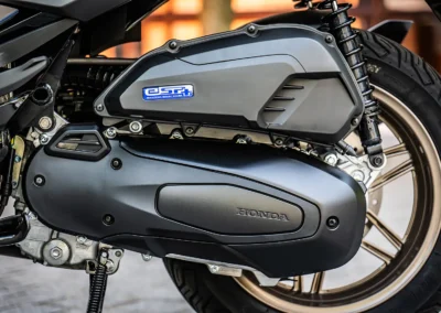 Le monocylindre eSP+ développe toujours la puissance maximale réglementaire de 15 chevaux malgré son passage à la norme Euro5+.