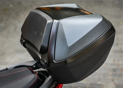 La capacité d’emport du top-case amovible Smart Box avec dosseret passager intégré disponible en option est de 45 litres.