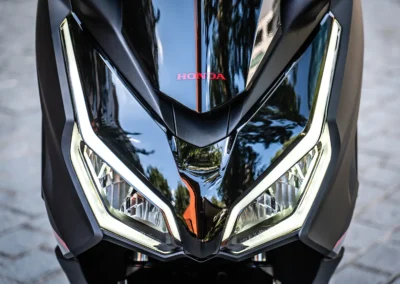 L’avant est symbolisé par une double optique led et de nombreux éléments de style sont empruntés au fer de lance de la gamme, le Forza 750.