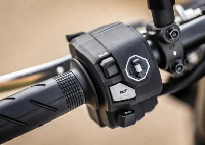 Au quotidien, nous regretterons le manque de protection inhérent à ce type de machine, le joystick des commodos trop petit, une selle ferme et un espace passager peu accueillant.