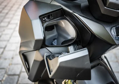 La capacité de le boîte à gants est généreuse et reçoit une prise USB-C.