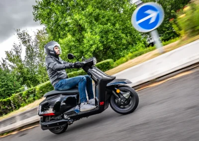 Le Lambretta X nous paraît un peu cher. Ses équipements supplémentaires et sa motorisation plus généreuse peuvent cependant faire pencher la balance.