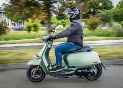 Les premiers mètres de roulage dévoilent une agilité plus prononcée et une compacité appréciable sur la modèle V.