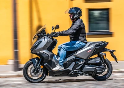 La vitesse de pointe culmine à 145 km/h et la consommation tourne autour des 3,4 litres pour 100 kilomètres.
