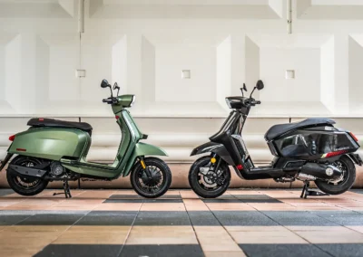 Le Lambretta V se montre plus accessible avec une assise culminant à 770 mm soit 20 mm de moins que le Lambretta X.