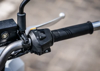 À main droite de l’ADX 125, il est possible d’activer le start and stop.