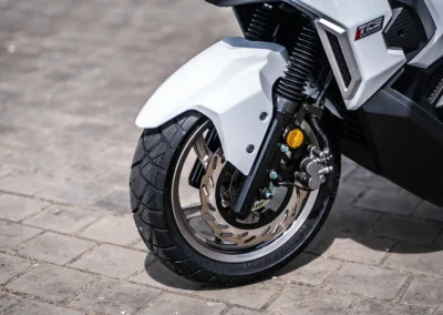 Le SYM ADX 125 profite de pneumatiques Kenda 13 pouces avant/arrière efficaces sur le sec.