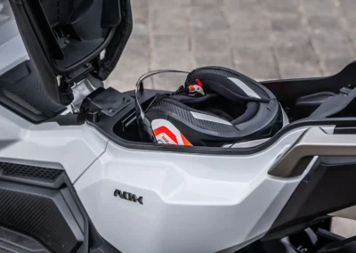 Le coffre de l’ADX 125 manque de volume avec une place pour un petit casque uniquement.