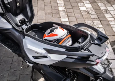 L’ADX 300 fait un quasi sans-faute si l’on excepte le coffre limité à un seul casque.