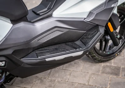Accessible et facile à appréhender, le SYM ADX 300 propose une position de conduite détendue et relâchée avec la possibilité d’étendre les jambes vers l’avant.