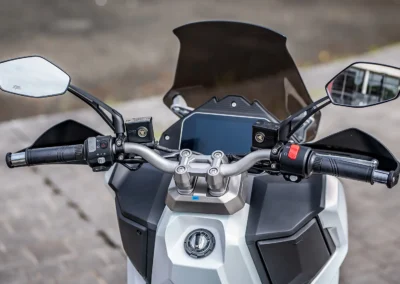 Le guidon typé TT participe au style et à la philosophie de ce scooter 300.