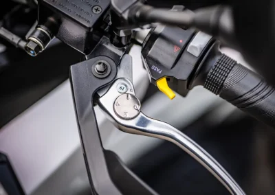 Les leviers réglables de l’ADX 400 participent à l’ambiance moto.