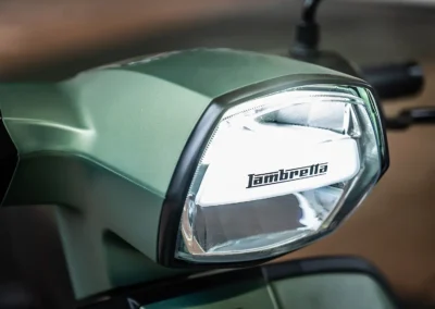 Le phare siglé Lambretta est particulièrement soigné.