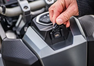 L’ADX 400 dispose d’une prise USB-A.
