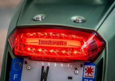 Le feu arrière du V125 Special est plus discret, mais tout aussi réussi.