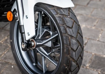 Dommage que le frein arrière ABS de l’ADX 400 soit peu exploitable et que les pneumatiques Maxxis ne soient pas plus performants.