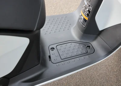 Honda a eu la judicieuse idée d’équiper ce modèle d’un plancher plat, pratique notamment pour transporter un sac.