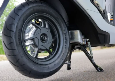Le mono-bras oscillant en aluminium apporte une vraie touche haut de gamme.