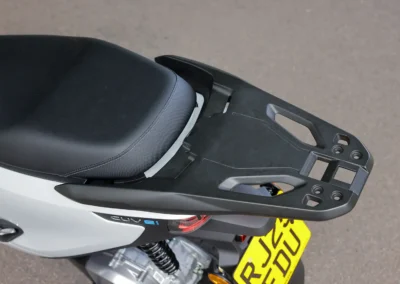 Un porte-paquets de série est prévu pour l’installation d’un top-case.