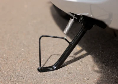 Le scooter dispose aussi de deux béquilles, latérale et centrale, pour un stationnement adaptable selon la situation.