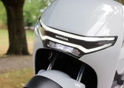 Le style du CUV e: reste fidèle à l’ADN Honda à l’image du projecteur LED rectangulaire.