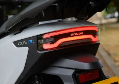 À l’arrière, une large optique LED assure une bonne visibilité.