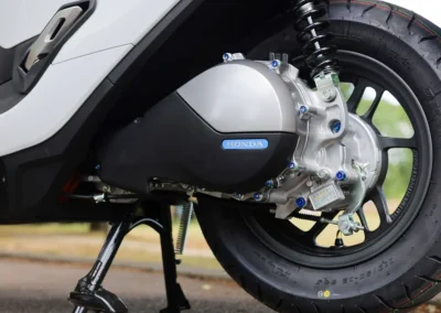 Le CUV e: se contente d’un freinage combiné CBS et un tambour à l’arrière.