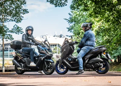 Sur le marché des scooter urbains compacts, le Yamaha NMAX 125 et le Kymco SkyTown 125 représentent un choix de tout premier ordre.