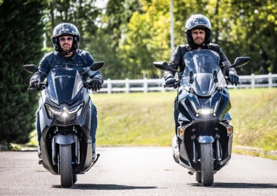 Le Kymco est plus raide, mais il offre une incroyable maniabilité malgré des roues de 14 pouces contre 13 pouces.