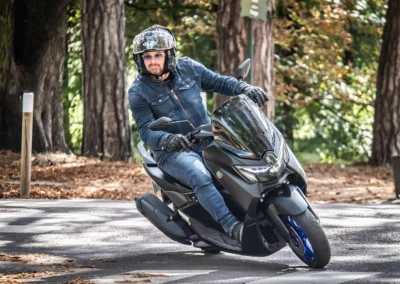 Sur le terrain, le Yamaha NMAX et ses pneumatiques Dunlop Scoot Smart offrent une tenue de route très rassurante.