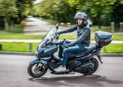 Le Kymco séduit par son tarif sous la barre des 3000 € et son top-case de série.