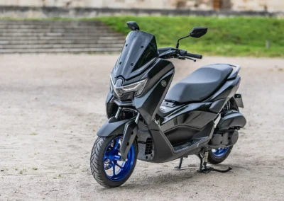 Style sportif, jantes bleues électriques, phares Led, double optique, bulle teintée, arrière inspiré du TMAX et finition premium offrent à ce modèle une vraie personnalité.