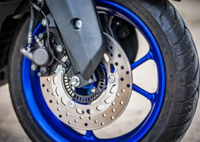 Grâce à son ABS, le NMAX reprend des points avec un freinage plus agréable et fluide.