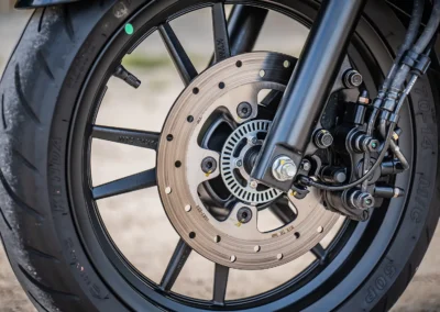 Le Yamaha embarque la technologie ABS quand le Kymco se contente d’un système combiné CBS.